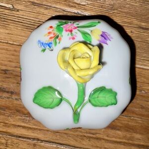 Herend porcelain trinket box - Printemps floral pattern/Hungary - read notes